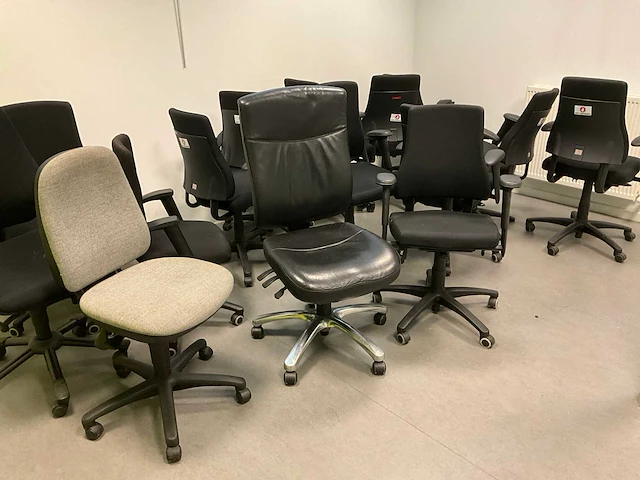 15x diverse bureaustoelen - afbeelding 1 van  19