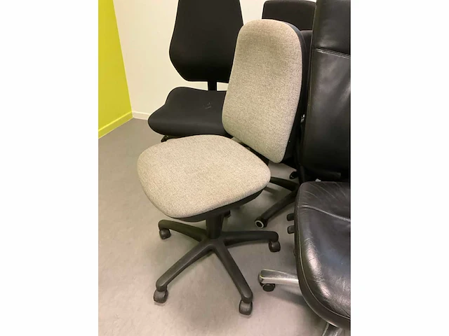 15x diverse bureaustoelen - afbeelding 15 van  19