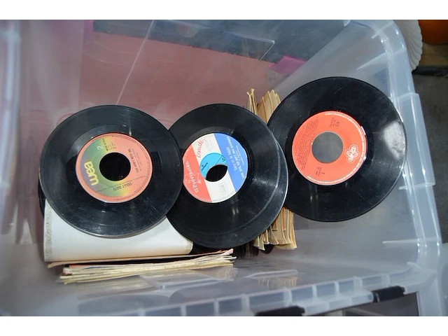 16 duikbrillen, 7 leesbrillen, 3 zonnebrillen, aquarium filter, kampeer stoel, 2 pvc kisten gevuld met diverse vinyl singles - afbeelding 7 van  13