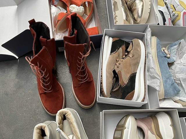 16 paar diverse schoenen, diverse kousen, petten en draagtassen - afbeelding 2 van  16