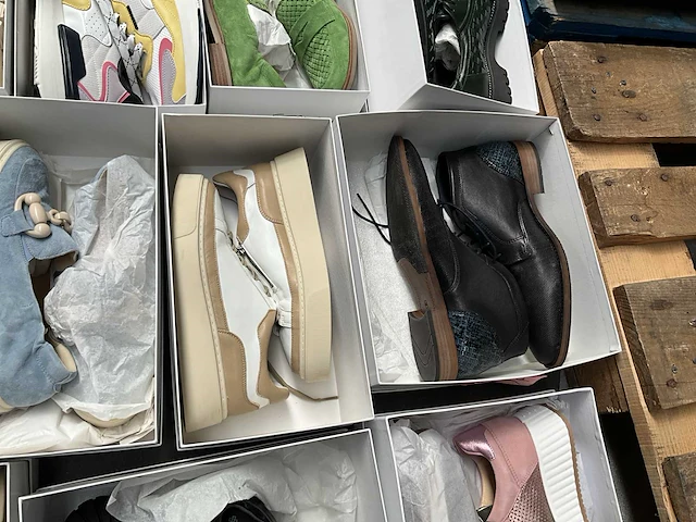 16 paar diverse schoenen, diverse kousen, petten en draagtassen - afbeelding 3 van  16