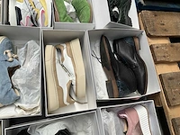 16 paar diverse schoenen, diverse kousen, petten en draagtassen - afbeelding 3 van  16
