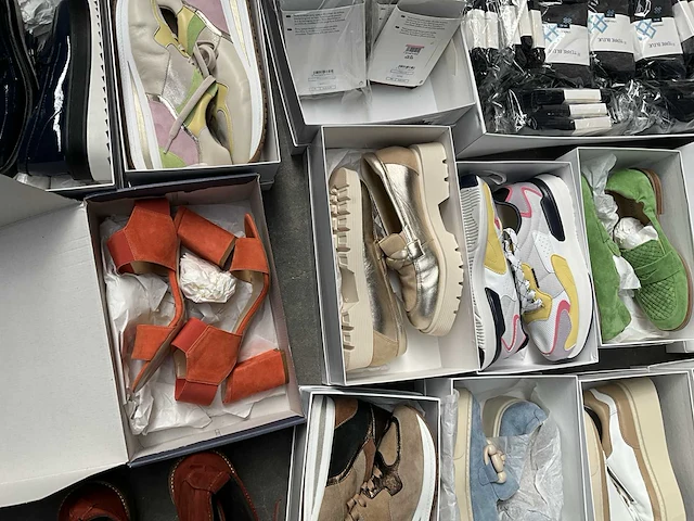 16 paar diverse schoenen, diverse kousen, petten en draagtassen - afbeelding 4 van  16