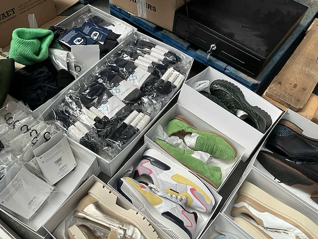 16 paar diverse schoenen, diverse kousen, petten en draagtassen - afbeelding 5 van  16