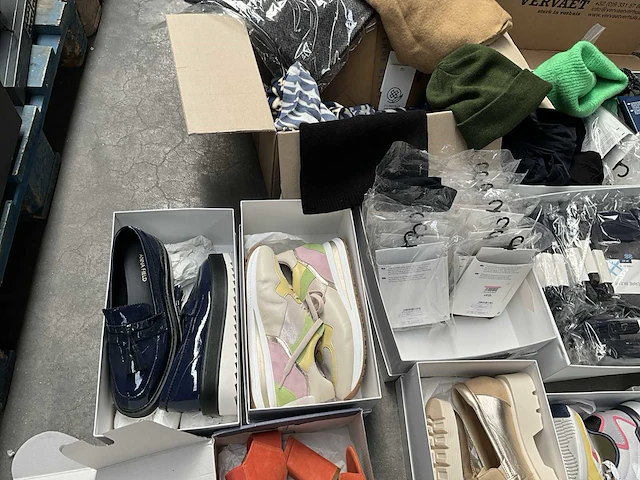 16 paar diverse schoenen, diverse kousen, petten en draagtassen - afbeelding 6 van  16