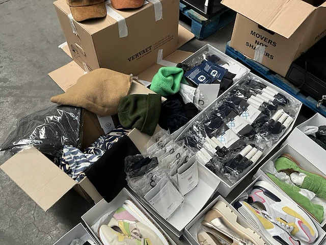 16 paar diverse schoenen, diverse kousen, petten en draagtassen - afbeelding 7 van  16