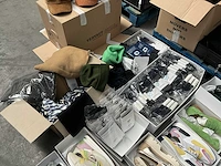 16 paar diverse schoenen, diverse kousen, petten en draagtassen - afbeelding 7 van  16