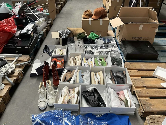 16 paar diverse schoenen, diverse kousen, petten en draagtassen - afbeelding 1 van  16