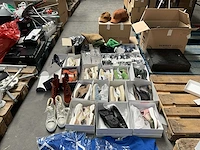 16 paar diverse schoenen, diverse kousen, petten en draagtassen - afbeelding 1 van  16