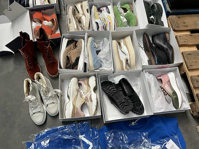 16 paar diverse schoenen, diverse kousen, petten en draagtassen - afbeelding 14 van  16