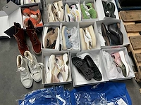 16 paar diverse schoenen, diverse kousen, petten en draagtassen - afbeelding 14 van  16