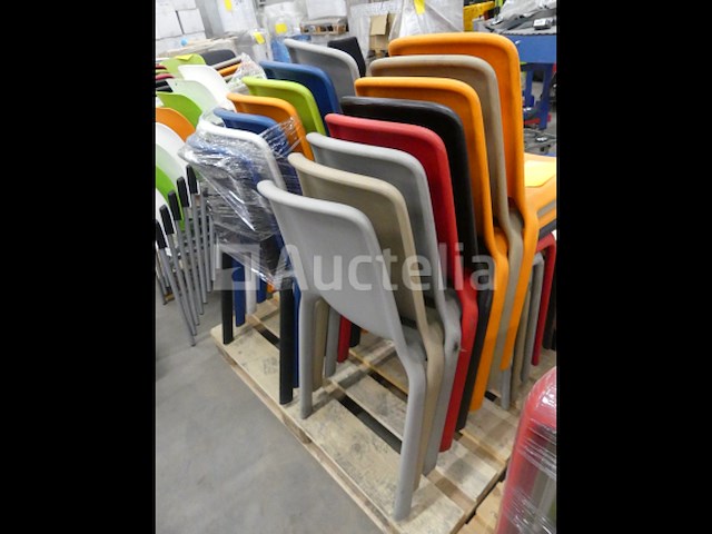 16 plastic stoelen - afbeelding 1 van  3