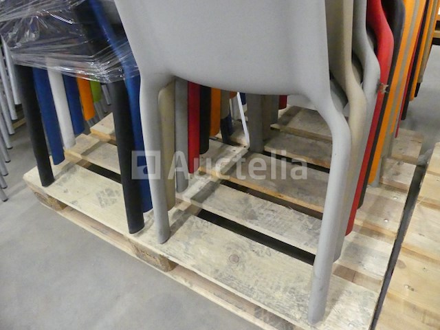 16 plastic stoelen - afbeelding 2 van  3