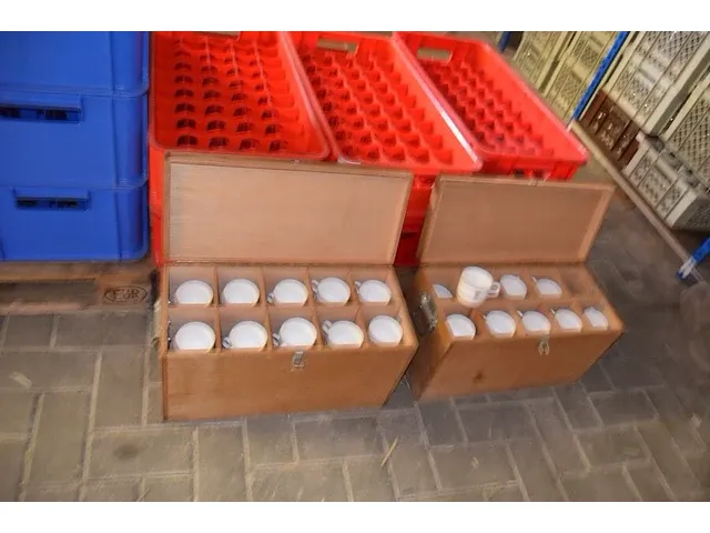 16 pvc bakken voor glazen leeg, 5 houten kisten met koffietassen en ondertassen (67,68) - afbeelding 3 van  11