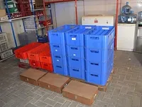 16 pvc bakken voor glazen leeg, 5 houten kisten met koffietassen en ondertassen (67,68) - afbeelding 1 van  11