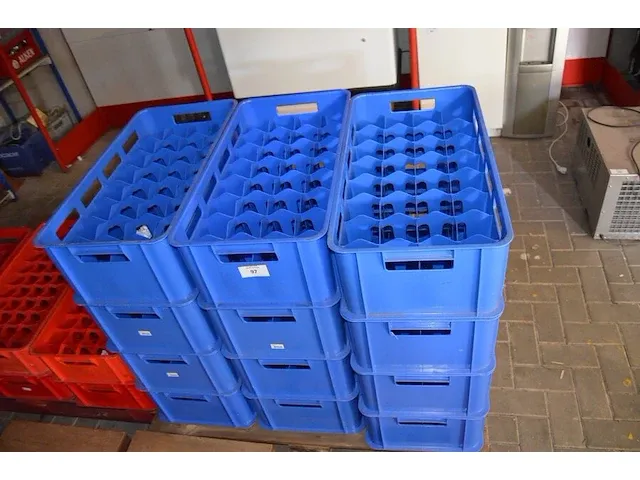 16 pvc bakken voor glazen leeg, 5 houten kisten met koffietassen en ondertassen (67,68) - afbeelding 7 van  11