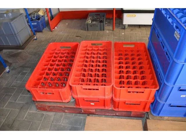 16 pvc bakken voor glazen leeg, 5 houten kisten met koffietassen en ondertassen (67,68) - afbeelding 8 van  11