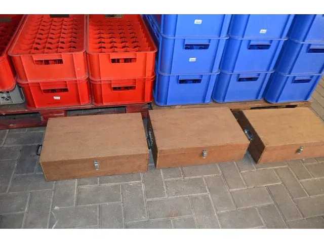 16 pvc bakken voor glazen leeg, 5 houten kisten met koffietassen en ondertassen (67,68) - afbeelding 9 van  11