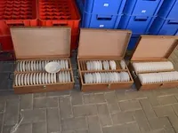 16 pvc bakken voor glazen leeg, 5 houten kisten met koffietassen en ondertassen (67,68) - afbeelding 10 van  11