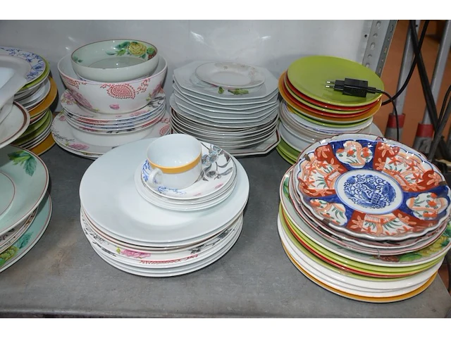 16 stuks potten en pannen, 36 glazen, 12 tassen, ca. 63 borden - afbeelding 4 van  9