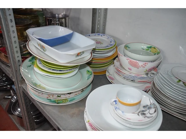 16 stuks potten en pannen, 36 glazen, 12 tassen, ca. 63 borden - afbeelding 6 van  9