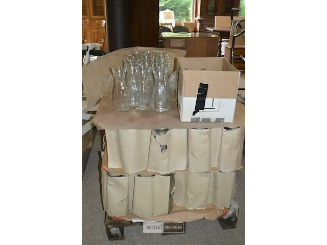 ±160 glazen vazen h=27cm en ±11 glazen flessen h23cm - afbeelding 1 van  4