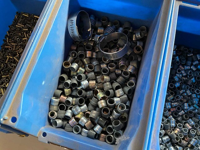 16,42 kg diverse bevestigingsmaterialen in stapelbare bak - afbeelding 2 van  13