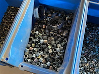 16,42 kg diverse bevestigingsmaterialen in stapelbare bak - afbeelding 2 van  13
