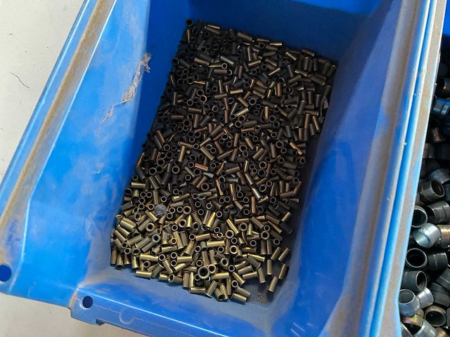 16,42 kg diverse bevestigingsmaterialen in stapelbare bak - afbeelding 3 van  13