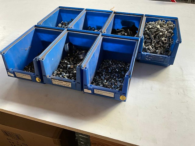 16,42 kg diverse bevestigingsmaterialen in stapelbare bak - afbeelding 4 van  13