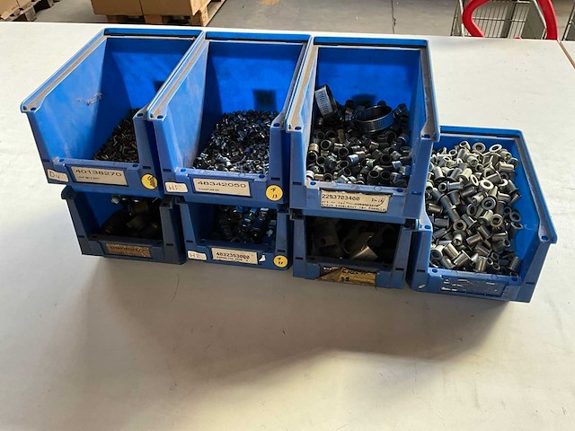 16,42 kg diverse bevestigingsmaterialen in stapelbare bak - afbeelding 5 van  13
