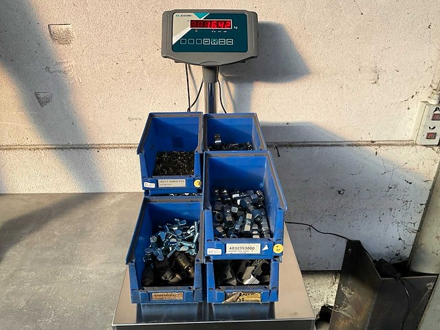 16,42 kg diverse bevestigingsmaterialen in stapelbare bak - afbeelding 1 van  13