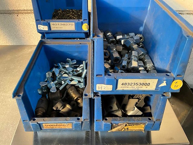 16,42 kg diverse bevestigingsmaterialen in stapelbare bak - afbeelding 6 van  13