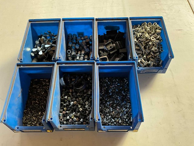 16,42 kg diverse bevestigingsmaterialen in stapelbare bak - afbeelding 8 van  13