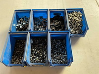 16,42 kg diverse bevestigingsmaterialen in stapelbare bak - afbeelding 8 van  13
