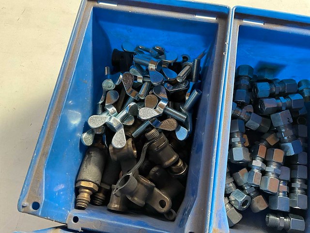 16,42 kg diverse bevestigingsmaterialen in stapelbare bak - afbeelding 9 van  13