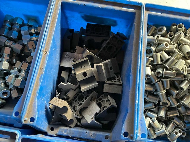 16,42 kg diverse bevestigingsmaterialen in stapelbare bak - afbeelding 11 van  13