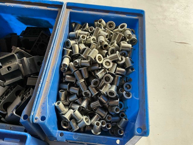 16,42 kg diverse bevestigingsmaterialen in stapelbare bak - afbeelding 12 van  13