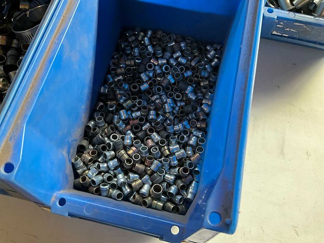 16,42 kg diverse bevestigingsmaterialen in stapelbare bak - afbeelding 13 van  13