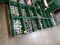 16x stapelbare kunststof bak + inhoud - afbeelding 1 van  20