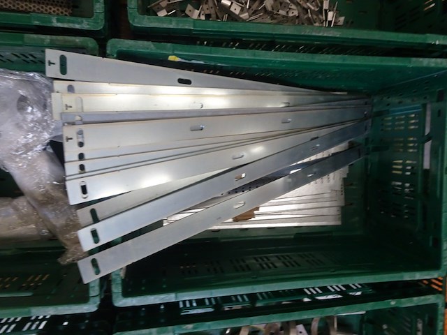 16x stapelbare kunststof bak + inhoud - afbeelding 20 van  20