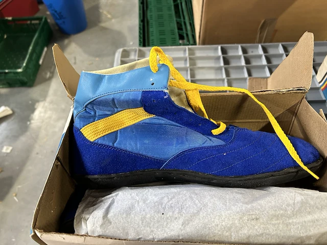 17 - indoor schoenen / boks diverse kleuren (7st) - afbeelding 1 van  3