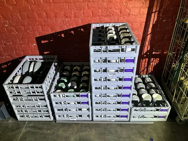 17 kunststof stapelbakken inhoudende divers tafelporselein - afbeelding 2 van  3