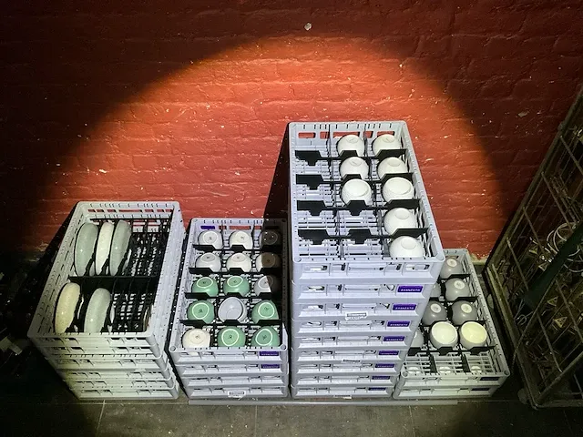 17 kunststof stapelbakken inhoudende divers tafelporselein - afbeelding 3 van  3