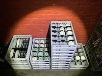 17 kunststof stapelbakken inhoudende divers tafelporselein - afbeelding 3 van  3