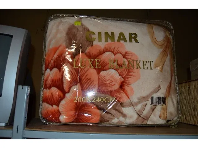 17 sierstukken, 2 dekens, rieten mand, kersenpitkussen - afbeelding 6 van  8