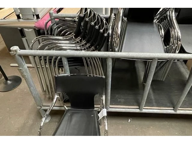 17 stoelen - afbeelding 2 van  3