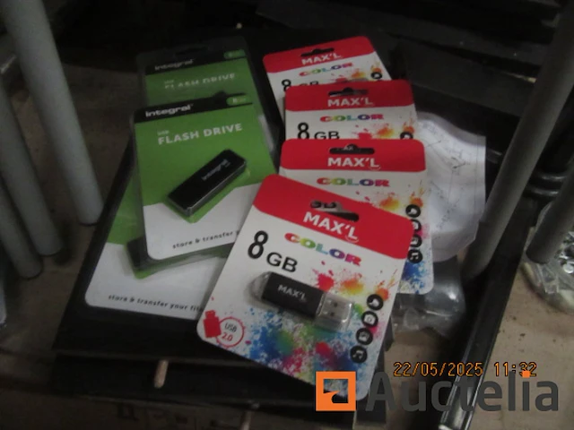 17 x 8 gb usb-flashstation - afbeelding 1 van  4