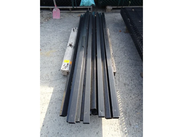 17x metalen omheiningspaal - afbeelding 1 van  3