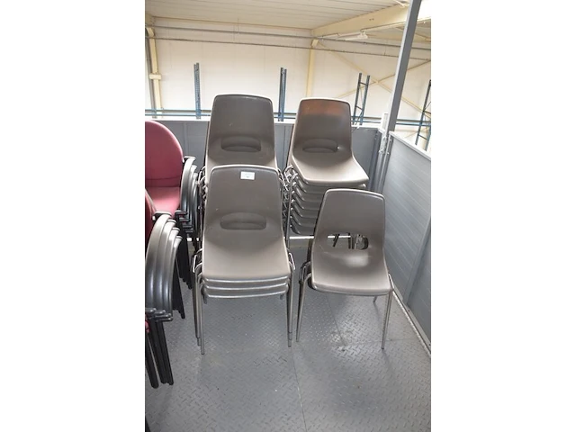 18 bruine pvc stapelstoelen met crome onderstel - afbeelding 1 van  3